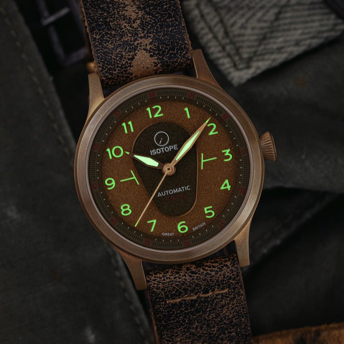 Isotope Old Radium Bronze Pilot. Un reloj militar británico - Horas y  Minutos
